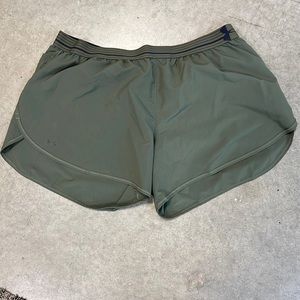 LN women’s Under Armour green loose 2XL shorts with liner
